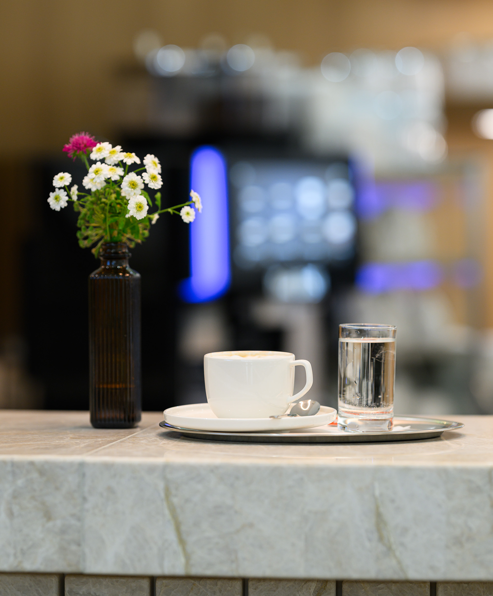 Blumen und zubereiteter Cafe